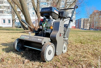 Газон в Бисквитном сквере обновят с помощью скарификатора