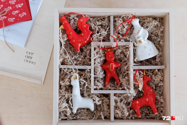 Так выглядит подарочный набор. Короб&nbsp;— из массива березы, сделанный вручную. В таком игрушки легко преодолеют даже тысячи километров, доехав в целости и сохранности | Источник: Ирина Шарова / 72.RU 