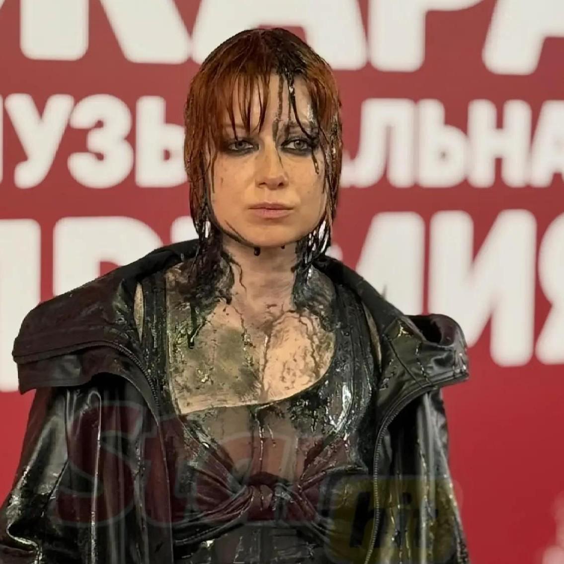 Александр Рогов обругал Юлию Савичеву за «грязный» образ: «Все капало на пол. Остальные изгадились из-за нее!»