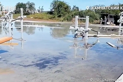 Спортплощадка в парке на Камчатке затоплена