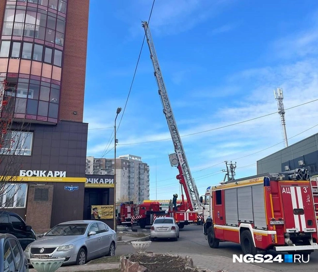 На место пожара приехала вышка | Источник: Читатель NGS24.RU