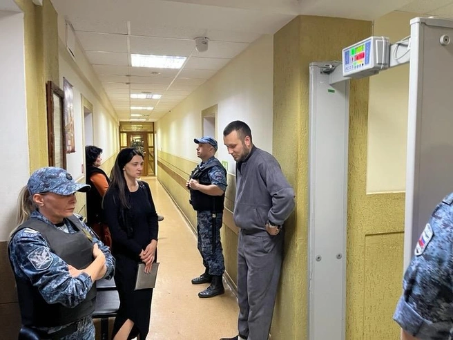 Безутешная вдова с большим трудом сдерживала эмоции в суде | Источник: Андрей Петров / V1.RU