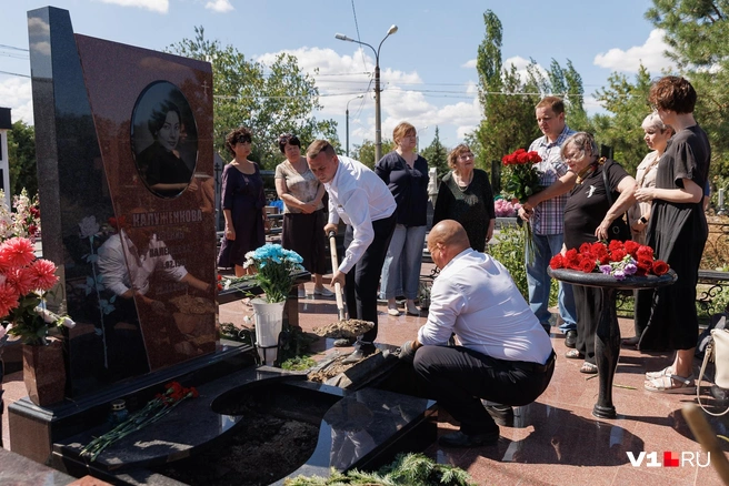 Проститься с Людмилой Калуженковой пришли ее друзья и ученики | Источник: Алексей Волхонский / V1.RU