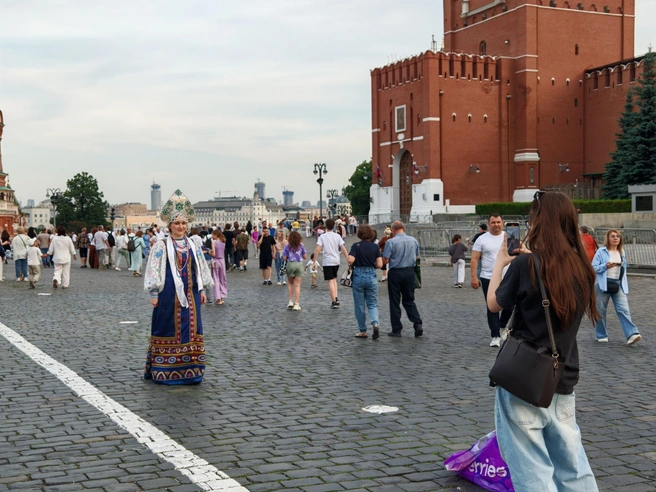 Москвичка в красивом русском наряде | Источник: Виктория Родина / MSK1.RU