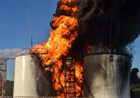 Пожар на нефтебазе под Киевом вызвал черный дождь | ya62.ru