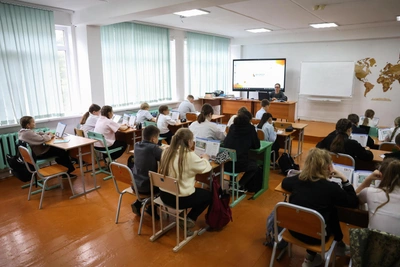Омские школы не будут запрещать одежду с иностранными надписями