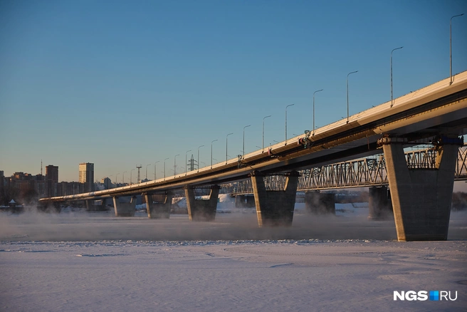 По информации «ВИС», конструкция моста сможет выдержать землетрясение амплитудой до 7 баллов и проезд грузовиков-стотонников. | Источник: Александр Ощепков / NGS.RU