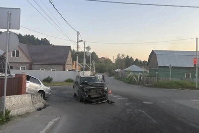 Иномарка врезалась в блоки, пострадали дети