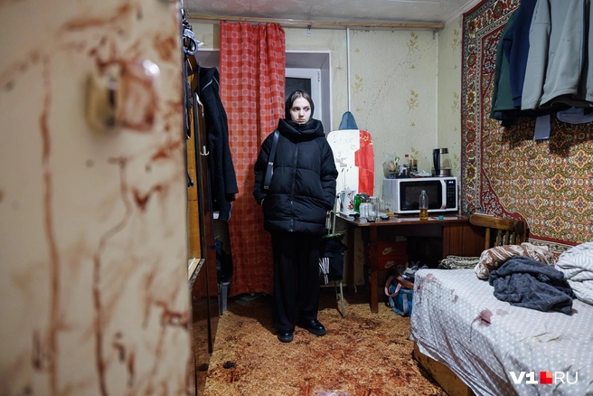 Девушка признается, что никогда не сможет больше жить в этой квартире | Источник: Алексей Волхонский / V1.RU