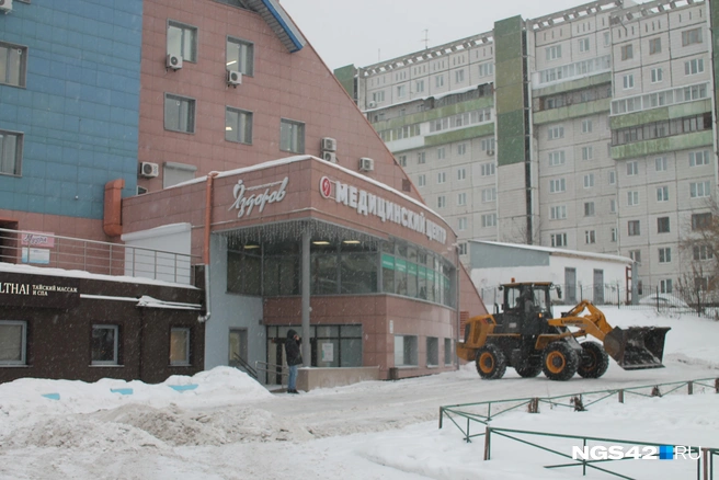 Снег вокруг дома счищают регулярно | Источник: Елена Гуськова / NGS42.RU