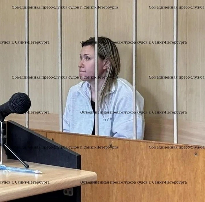 Суд отправил под домашний арест третью подозреваемую в краже золотых монет из офиса банка в Петербурге | Источник: ЛЕБЕДИНОЕ озеро / Телеграм