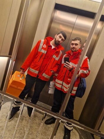 В московской частной скорой Александр проработал пять месяцев. Здесь он с напарником на выезде в Москва-сити | Источник: личный архив Александра Рогожникова