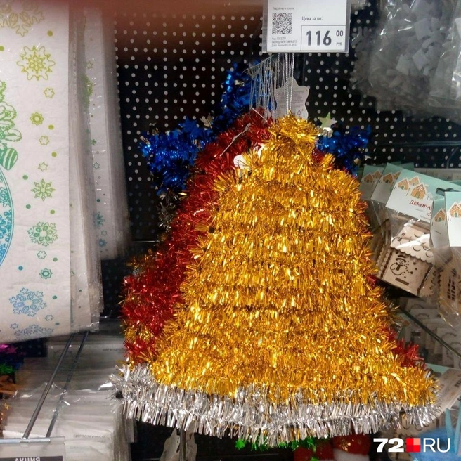 Украшения из мишуры в форме колокола | Источник: 72.RU