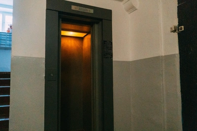 Omsk Plans to Replace 930 Elevators in a Year. Check if Your Building is on the List