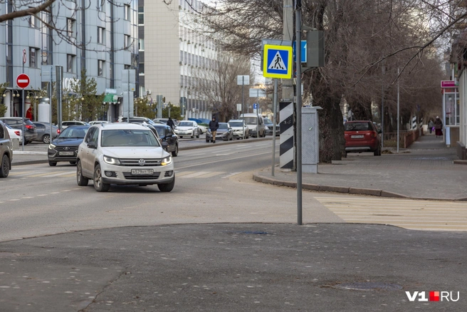 В центре Волгограда чиновники создали перекресток, на котором легко получить штраф или лишение прав | Источник: Константин Завриков / V1.RU