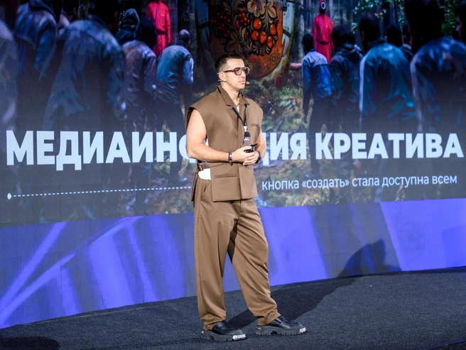 На сцену ворвался Михаил Неустроев — он рассказал, как отличить работу нейросети от настоящего видео | Источник: Максим Комаров / Городские порталы