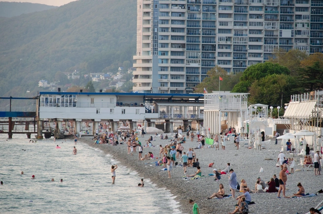 При всех недостатках, в Лазаревском&nbsp;— лучше пляжи Большого Сочи | Источник: Оксана Витязь/ SOCHI1.RU