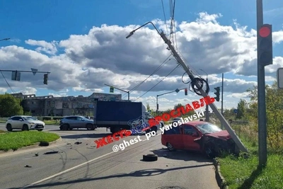 В Ярославле легковушка влетела в столб после ДТП