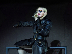 60-летняя Мадонна станцевала тверк, стоя на руках