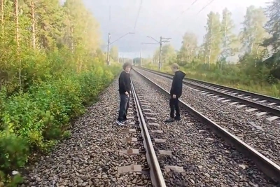 Семиклассников поймали за камнями под поезд