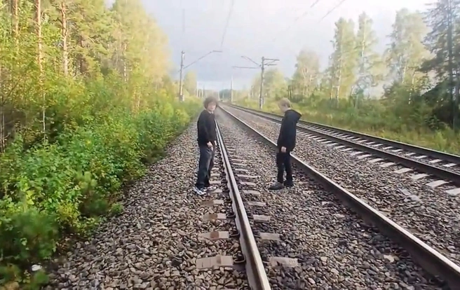 Два семиклассника бросали щебень, а третий, автор идеи, снимал все на видео | Источник: пресс-служба транспортной полиции Урала