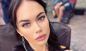 Кошкина надела белоснежное платье с экстравагантным декольте