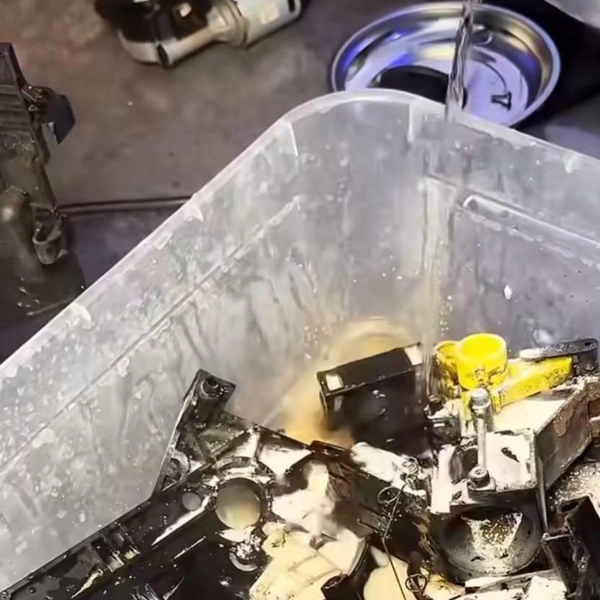 Остальные открепленные детали в растворе | Источник: @repair_coffeemachine