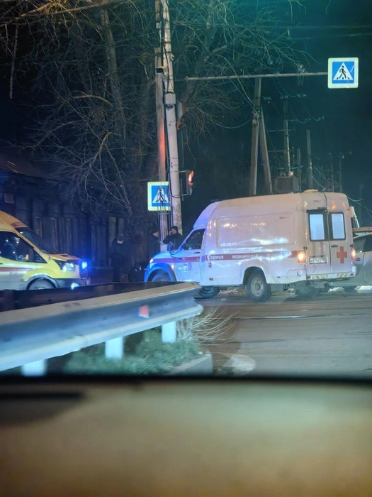 Есть пострадавшие. В Иркутске на улице Партизанской произошло ДТП с участием скорой: видео | Источник: «ДТП38 RUS» / Telegram