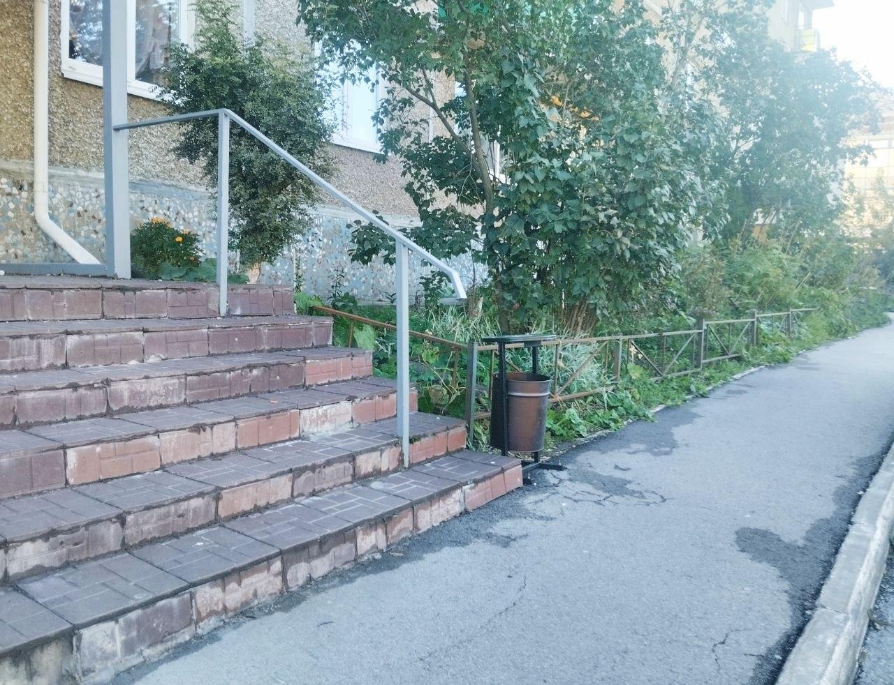 Из окна многоэтажки в центре Перми выпала четырехлетняя девочка. Реанимация не смогла ее спасти