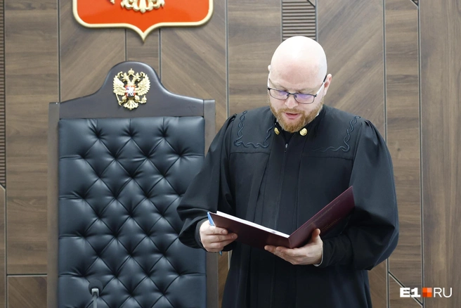 Адвокат Александра просил его оправдать, но суд признал мужчину виновным  | Источник: Владислав Лоншаков / E1.RU 