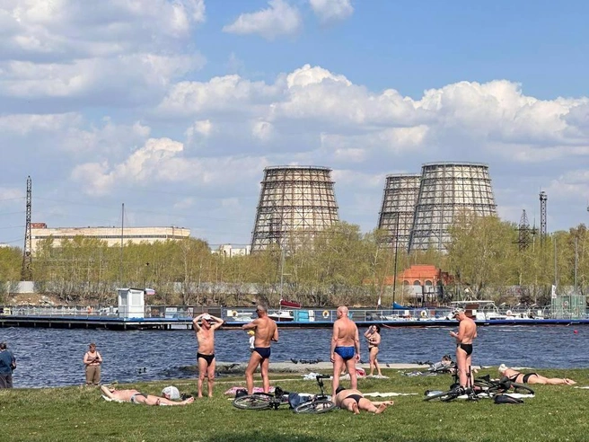 Множество отдыхающих на пляже в рабочий день | Источник: читатель E1.RU