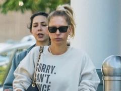 В Сети появились свежие фото беременной Курниковой — с самой трендовой сумкой сезона и в кроксах