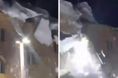 Снег с крыши заблокировал вход в подъезд в Пестрецах