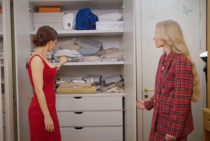 Хранит украшения в сейфе и сама стирает кашемир: Климова показала свою гардеробную