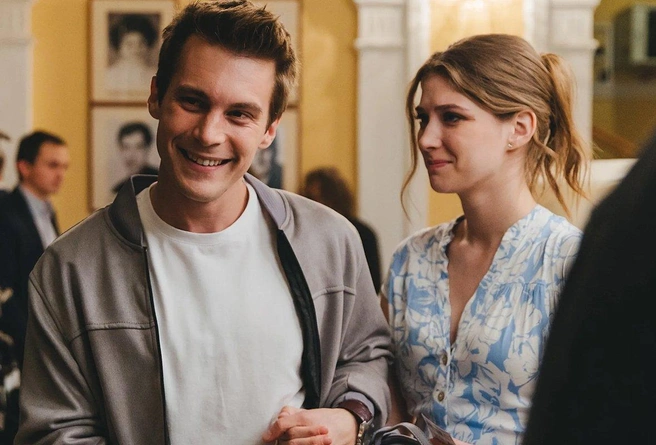 В этом сезоне нас ждет много новинок, и каждая претендует на звание лучшего сериала осени. Как тут выбрать? | Источник: кадр из сериала «Москва слезам не верит. Всё только начинается» (16+), реж.: Жора Крыжовников, Ольга Долматовская, студии «Водород», «НМГ Студия», 2025 год