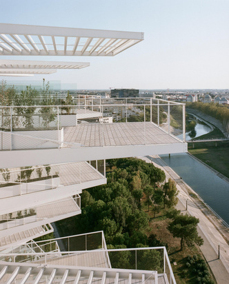 10 современных зданий с необычными балконами