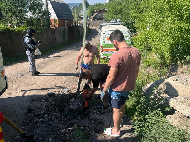 Процесс демонтажа в 2026 году выглядел вот так | Источник: ГУФССП России по Красноярскому краю / VK