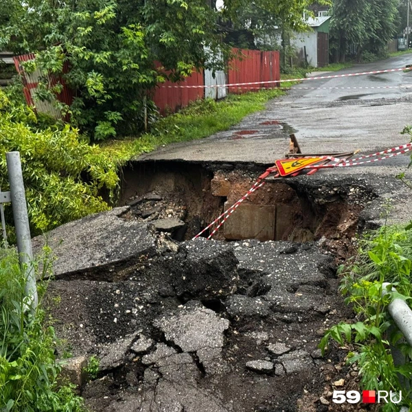 Вместе с грунтом обвалились и предупреждающие об опасности знаки с сигнальной лентой | Источник: Наталья Пальникова / 59.RU