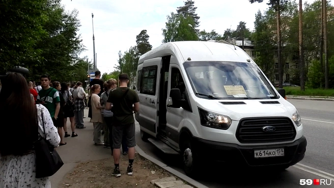 В Кировском районе микроавтобусы ездят до проходных Порохового завода с табличками экс-маршрутки 5т | Источник: Кирилл Хафизов / 59.RU