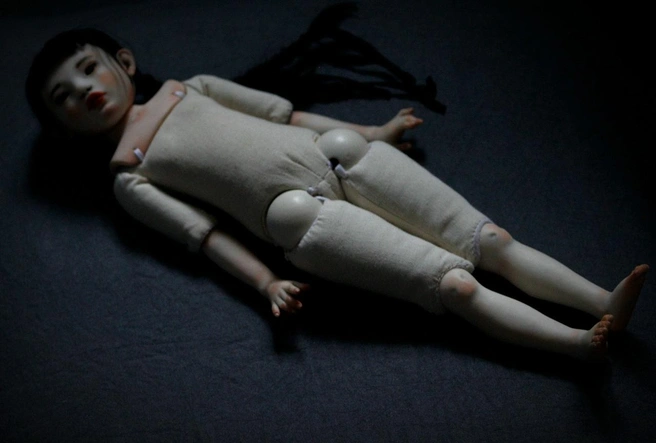 Один из вариантов подвижного тела куклы: плотный хлопок, древесные опилки, ленты из натурального шелка, деревянные бусины, шплинты и ничего лишнего | Источник: Авторские куклы Альбины Глумовой / Vk.com