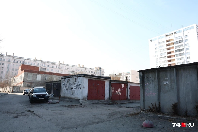 Само наличие этих гаражей в двух шагах от подъездов, конечно, тоже странное решение | Источник: Михаил Шилкин