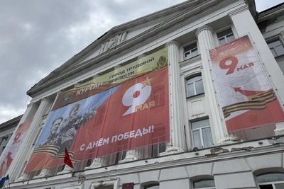 В администрации Кургана извинились за испачканную одежду на скамейках