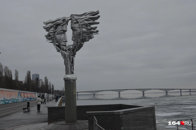 На саратовском памятнике влюбленным невозможно определить пол героев, поэтому к нему тоже есть вопросы | Источник: Сергей Петунин / 164.RU