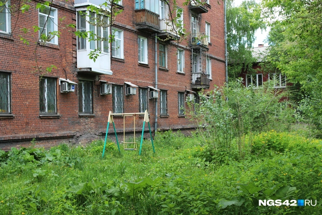 Нет, это не заброшенная территория из The Last of Us, а реальный новокузнецкий «двор» | Источник: Игорь Епифанцев / NGS42.RU