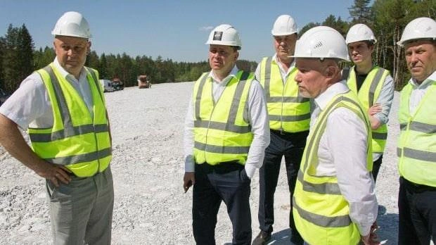 Афонский (слева) отчитывается о строительстве моста за 5 миллиардов рублей | Источник: Almacor-group.ru