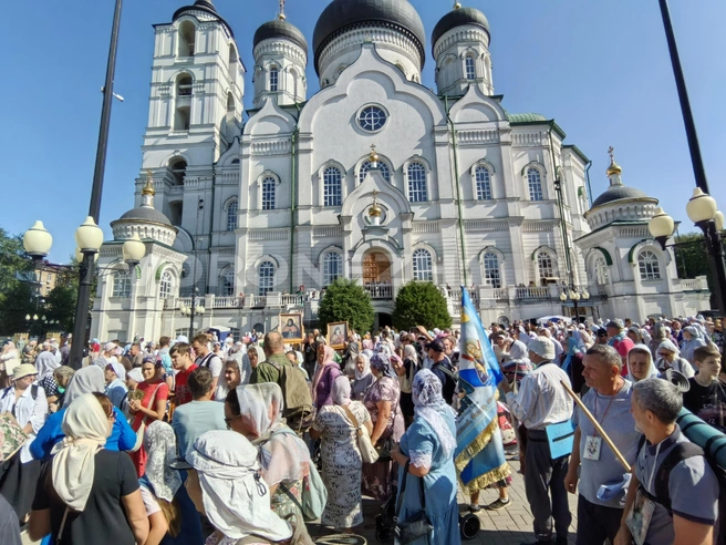 У Благовещенского собора царила особая атмосфера&nbsp;— звон колоколов, молитвы, радостные люди | Источник: Андрей Пашинский /Voronezh1.ru