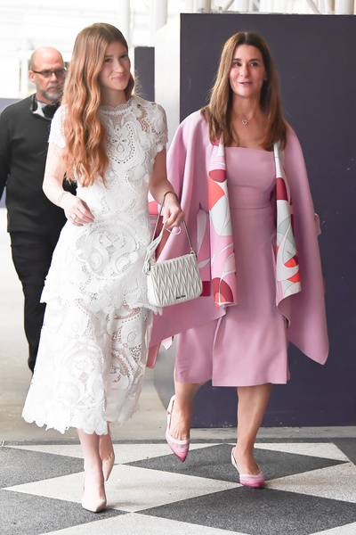 Замуж невтерпеж: старшая дочь Билла Гейтса в платье невесты гуляет по Нью-Йорку