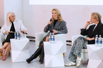 Elis и Psychologies провели паблик-ток «Выбираю себя» со звездами и инфлюенсерами