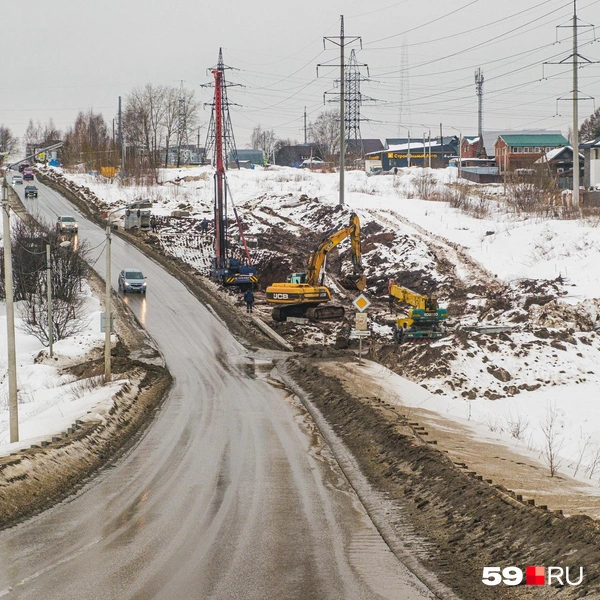 Вдоль стройплощадки продолжает ездить транспорт по проспекту Октябрят | Источник: Тимофей Калмаков / 59.RU