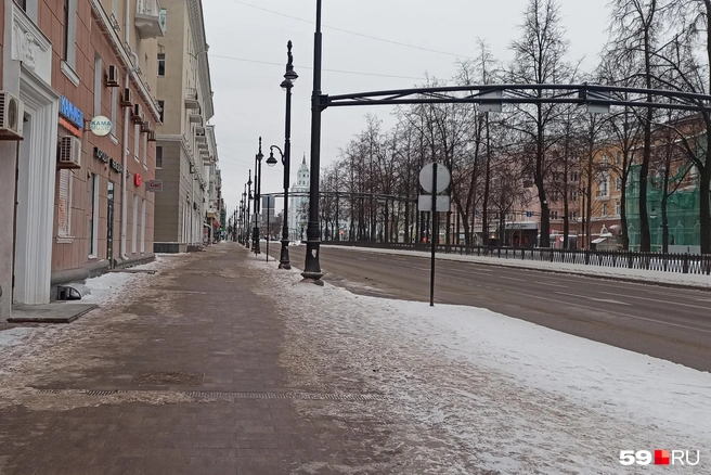 Но все-таки непривычно при свете дня не видеть на Комсомольском проспекте почти никого | Источник: Мария Квашнина